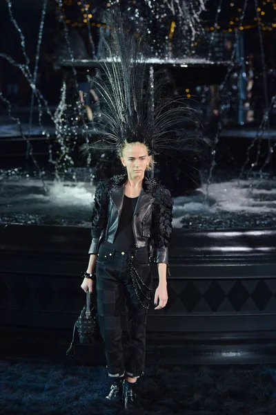 Look 15